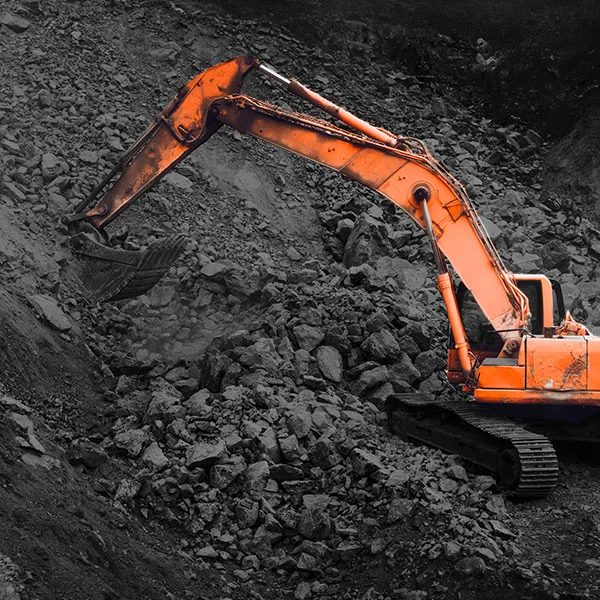 industrial-track-type-excavator-digging-at-a-quarr-NQS9VRJ